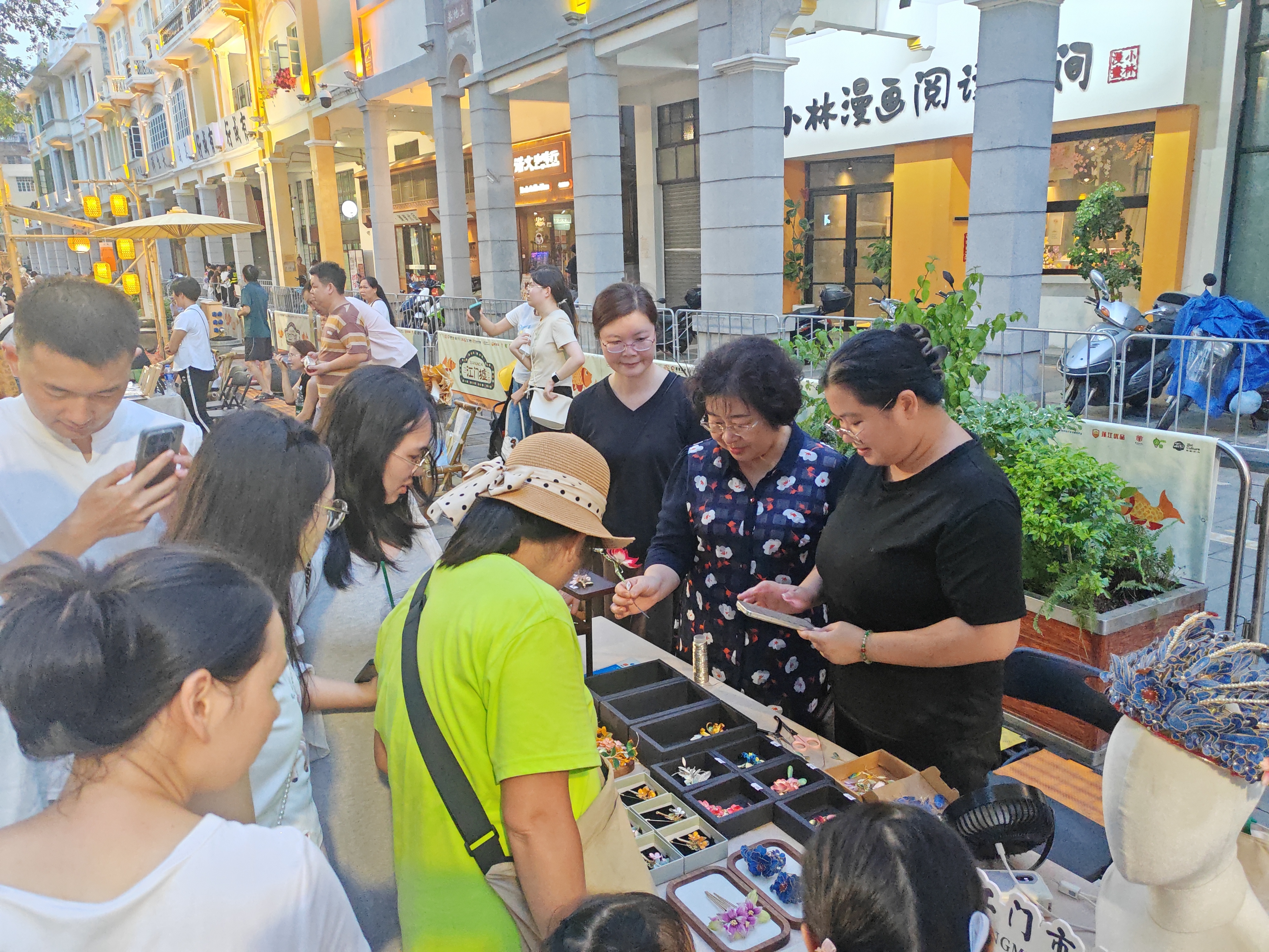 0.江门墟市集非遗绒花展区集锦.jpg